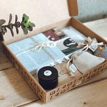 Charger l'image dans la galerie, Boîte surprise de lecture québécoise - Roman - Rentre son ventre et sourire - Laurence Beaudoin-Massé