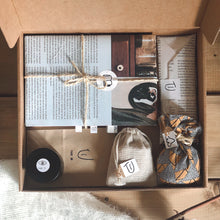 Charger l'image dans la galerie, Boîte surprise de lecture interactive - Roman québécois - Rentre son ventre et sourire - Laurence Beaudoin-Massé